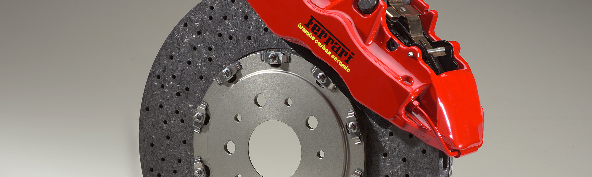 Detail-Aufnahme einer Keramik-Bremse mit Ferrari-Logo